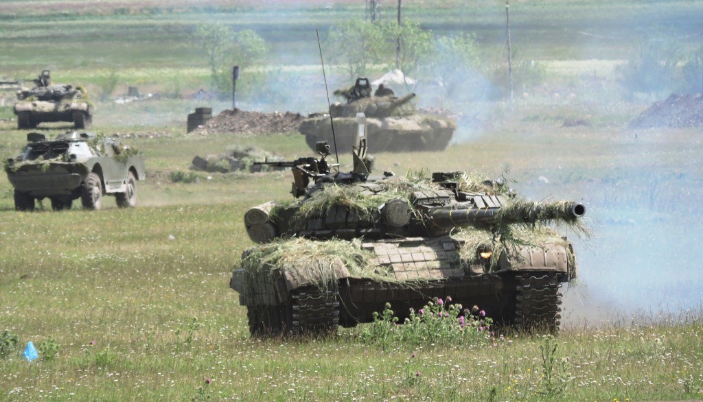 Российские танкисты в горах Армении в <танковой дуэли> уничтожили условного противника